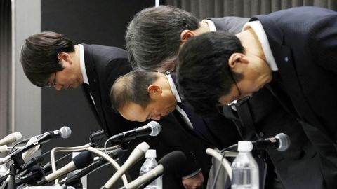 Los directivos de la farmacéutica japonesa, en rueda de prensa