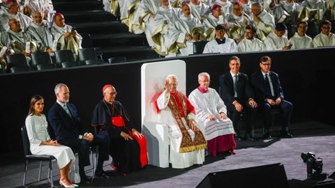 El papa y las autoridades que asistieron a la inauguraci�n de la Torre de Jes�s