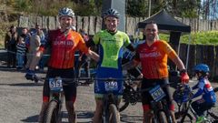 Los integrantes del Club Ciclista Dumbr�a Agust�n Sousa, Iv�n Ferrad�s y Mario Castro