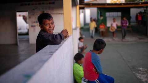 
Un ni�o venezolano desayuna en la parroquia del sacerdote espa�ol Jos� L�pez Fern�ndez de Bobadilla en Pacaraima, Roraima, Brasil