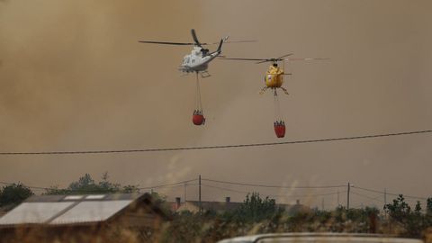 En las labores de extincin participan 300 agentes sobre el terreno, diez medios areos y 30 vehculos autobomba, con los refuerzos de las dos Castillas y Navarra.  