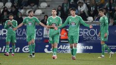 La consternaci�n de los jugadores del Racing en su cuarta derrota consecutiva frente a la Ponferradina. 