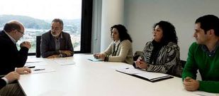 El delegado, con representantes municipales, del Ceip y de Educaci�n, ayer en la reuni�n de Pontevedra.