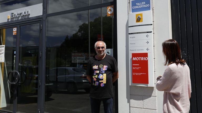 Los empleados afectados posan en la entrada del taller de Celeiro