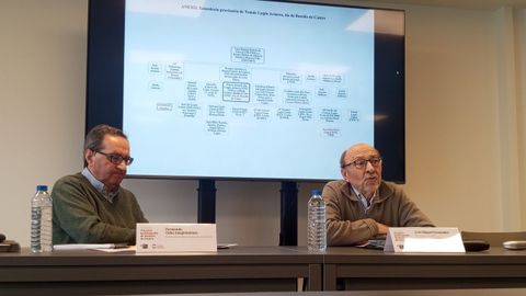 Fernando Cabo Aseguinolaza (esquerda)�escoita a exposici�n do profesor Luis Miguel Fern�ndez sobre Rosal�a.