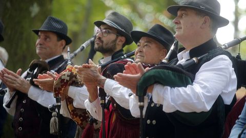Integrantes de un grupo de m�sica tradicional aplauden tras el pisado de las uvas