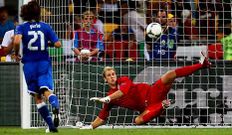 Pirlo dispar� con suavidad y al centro de la porter�a el tercer penalti de Italia ante Inglaterra. El meta Hart ya se hab�a tirado cuando vio de la trayectoria del bal�n.