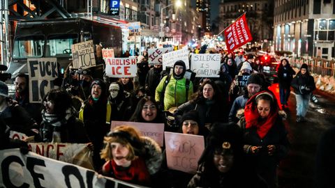 Manifestantes durante la vigilia tras el fallecimiento de Alex Pretti, tiroteado por agentes del ICE en Minnesota