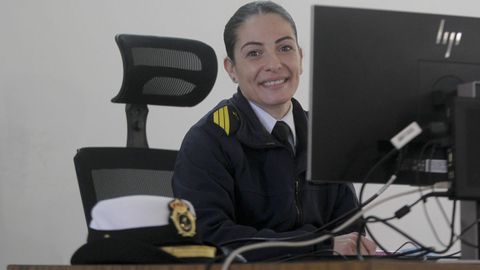 La sargento Acevedo, en el centro operativo del Arsenal ferrolano