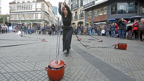Nin unha mais. Performance de Ana Gesto en la Praza da Peregrina contra la violencia de g�nero