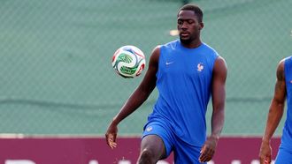 Konat&eacute;, durante un entrenamiento de la selecci&oacute;n de Francia.