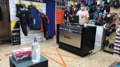 Jos� Arconada, hoy, en el mostrador de su tienda Deportes Arconada