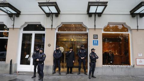 Agentes de la Polica Nacional, a las puertas del hotel de Madrid