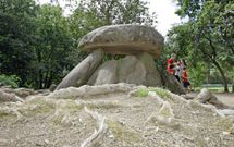 La imagen corresponde al verano del 2013, cuando el dolmen s� tuvo visitas guiadas. 
