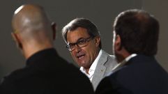 Artur Mas, de frente, con Ral Romeva y Oriol Jonqueras, de espaldas