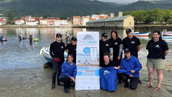 Mariscadores a pie de Muros e integrantes de Senda Salgada, una iniciativa tur�stica para poner en valor su trabajo