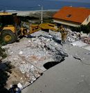 Algunos expedientes terminan con �rdenes de demolici�n, como sucedi� en el 2007 con este edificio de Razo.