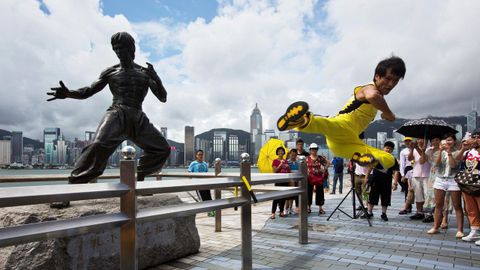Actos en memoria de Bruce Lee junto a su estatua en Hong Kong con motivo del 50 aniversario de su muerte