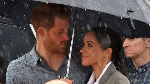 Pol�mica en Reino Unido por la imagen de Meghan Markle tapando con su paraguas al pr�ncipe Harry