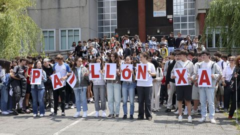 Toda la comunidad educativa realizó una protesta para exigir mejoras en el pabellón y el conjunto del centro