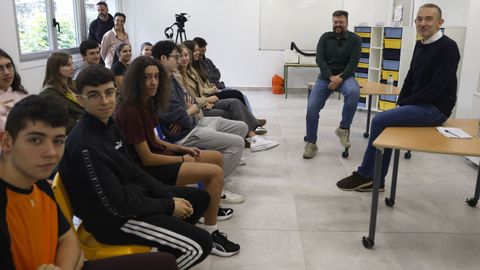 Higinio Gonzlez (derecha) co xornalista Iago Garca, no IES Blanco Amor de Ourense para falar de ciencia e futuro