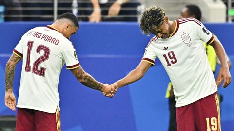 Celebraci�n entre Lamine Yamal y Pedro Porro tras el gol del lateral espa�ol contra Francia