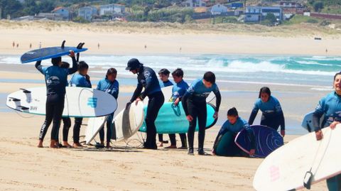 Integrantes de Aspaneps participaron en los bautismos de surf de Equiocio.