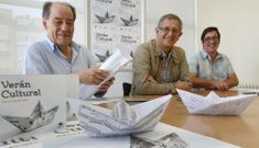 Un barco de papel es el logotipo que representa las actividades veraniegas de Carballo. 