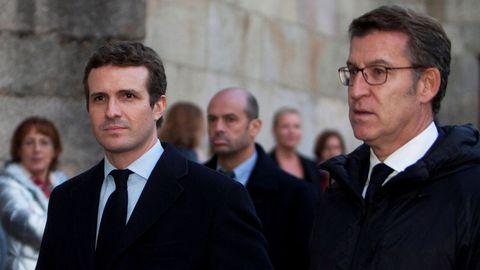 Pablo Casado y Alberto N��ez Feijoo, a su llegada al a bas�lica de Santa Mar�a, en Pontevedra