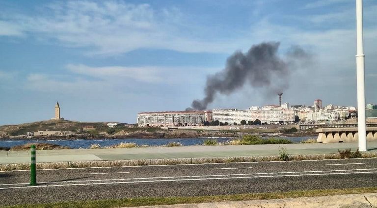 La columna de humo por el incendio en la antigua nave de Tranv�as en Monte Alto se puede ver desde distintos puntos de la ciudad, como el paseo mar�timo cerca del Millennium.