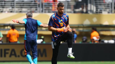 Unai Sim�n calienta para jugar la final del Mundial en Nueva York