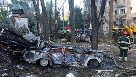Bomberos ucranianos en la zona de impacto de un misil ruso.