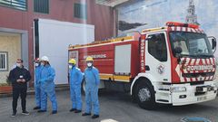 Jos� �ngel V�zquez, vestido de oscuro, con un equipo de bomberos que acudi� a la c�rcel a desinfectar