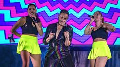 Una actuacin de La Oca Band, una orquesta que tiene a diez msicos en el escenario.