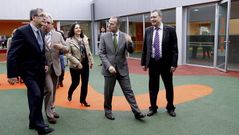 El conselleiro, segundo por la derecha, durante su visita.