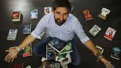 Manuel Loureiro, escritor pontevedr�s, rodeado de algunos de sus �xitos