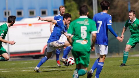 Borja Sanchez Edu Cortina Real Oviedo Gernika Requexon.Borja S�nchez se lleva un esf�rico frente al Gernika en El Requex�n