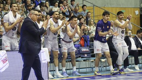 Jugadores y entrenador del Obra en el derbi ante el Ourense.
