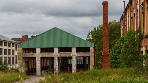 Antigua nave de fundicin de la fbrica de armas de La Vega.Su chimenea est catalogada como elemento singular