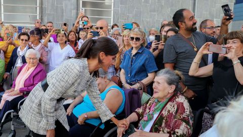 La reina Letizia saluda a su llegada a la apertura del curso de Formacin Profesional 2023/24, este mircoles en el Centro Integrado de Comunicacin, Imagen y Sonido de Langreo. 