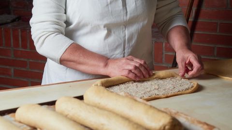 Rellenando de forma artesanal el rollo dulce de avellana y nuez