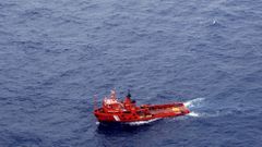 Fotograf�a facilitada por Salvamento Mar�timo de una de las embarcaciones encargadas de la recogida del combustible derramado por del hundimiento del pesquero ruso