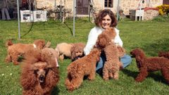 �ngeles Paz junto a sus caniches