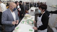 Feira do Queixo de Friol e do Pan de Ous�, con el alcalde visitando los puestos