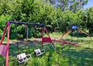 Detr�s del parque infantil est� el Casta�ar, una zona que la nueva directiva quiere tener limpia.