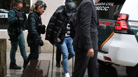 El detenido que reside en el piso de Cambados registrado junto al Ayuntamiento fue trasladado, tras finalizar la inspecci�n de la vivienda, a dependencias de la Guardia Civil.