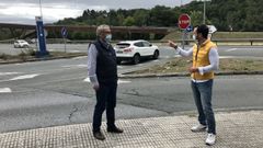 Os concelleiros do PP Manuel L�pez e Antonio Ameijide xunto ao lugar onde se construir� unha rotonda na N-VI
