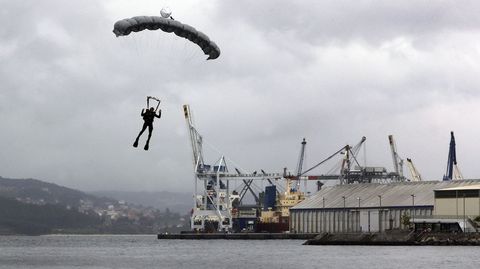 Descenso de uno de los paracaidistas en la drsena militar de Marn
