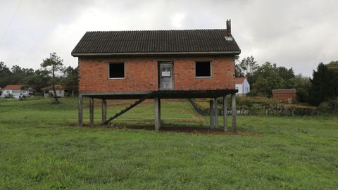 Casa sin terminar en una parcela del municipio de Teo.