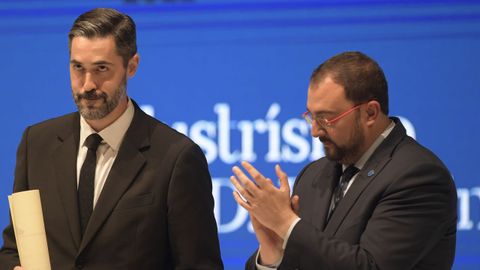 El presidente del Principado de Asturias, Adrin Barbn, entrega la Medalla de Asturias al jugador de balonmano Ral Entrerros